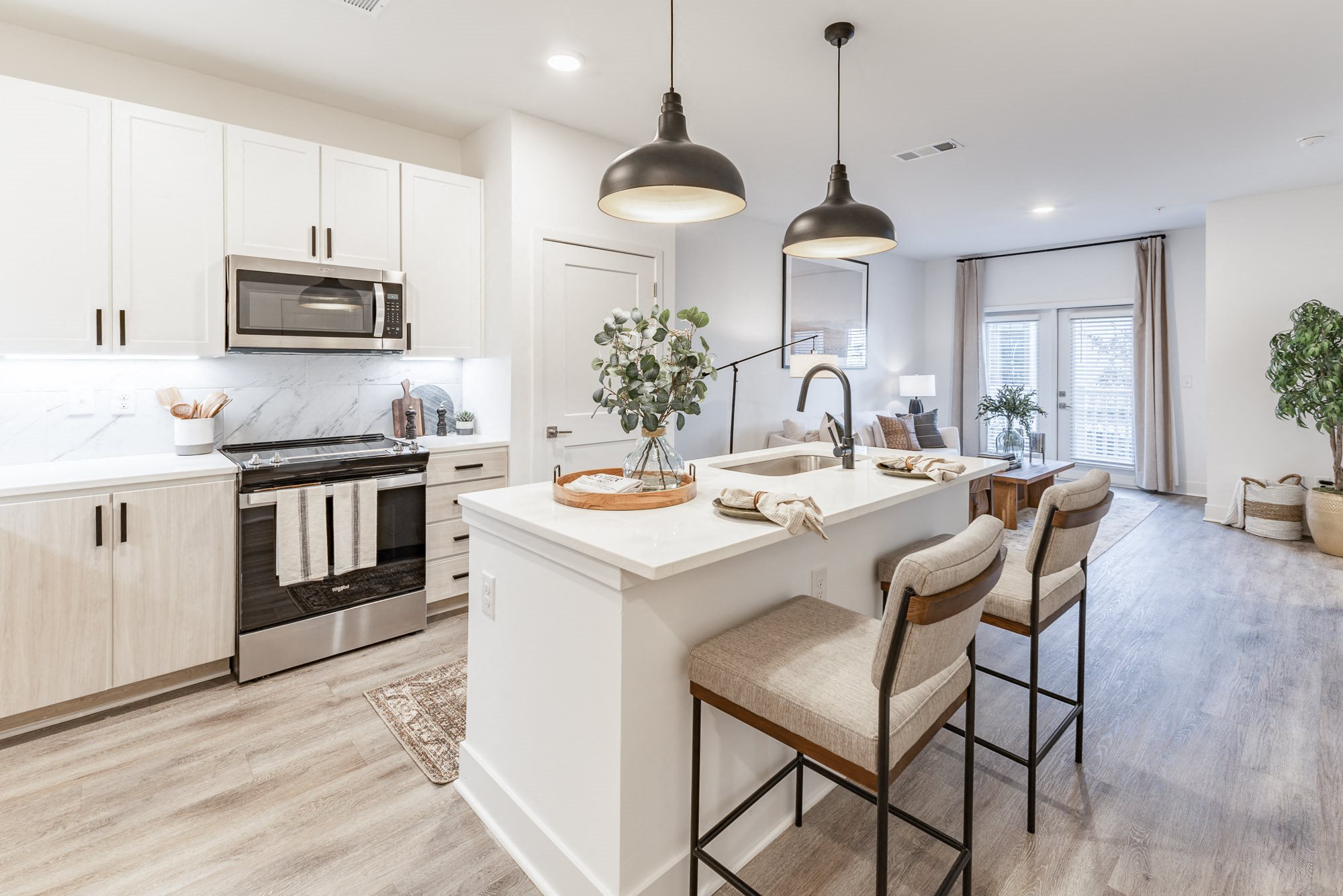 quartz countertops, stainless steel appliances